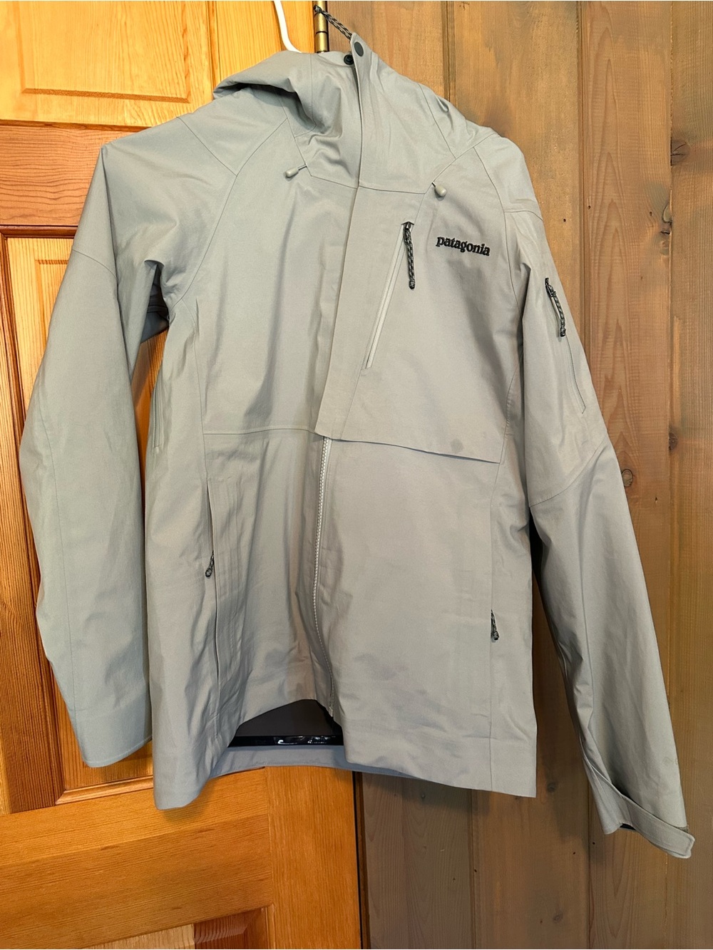 Patagonia women’s Lightweight waterproof Hooded ski Jacket — Light Gray